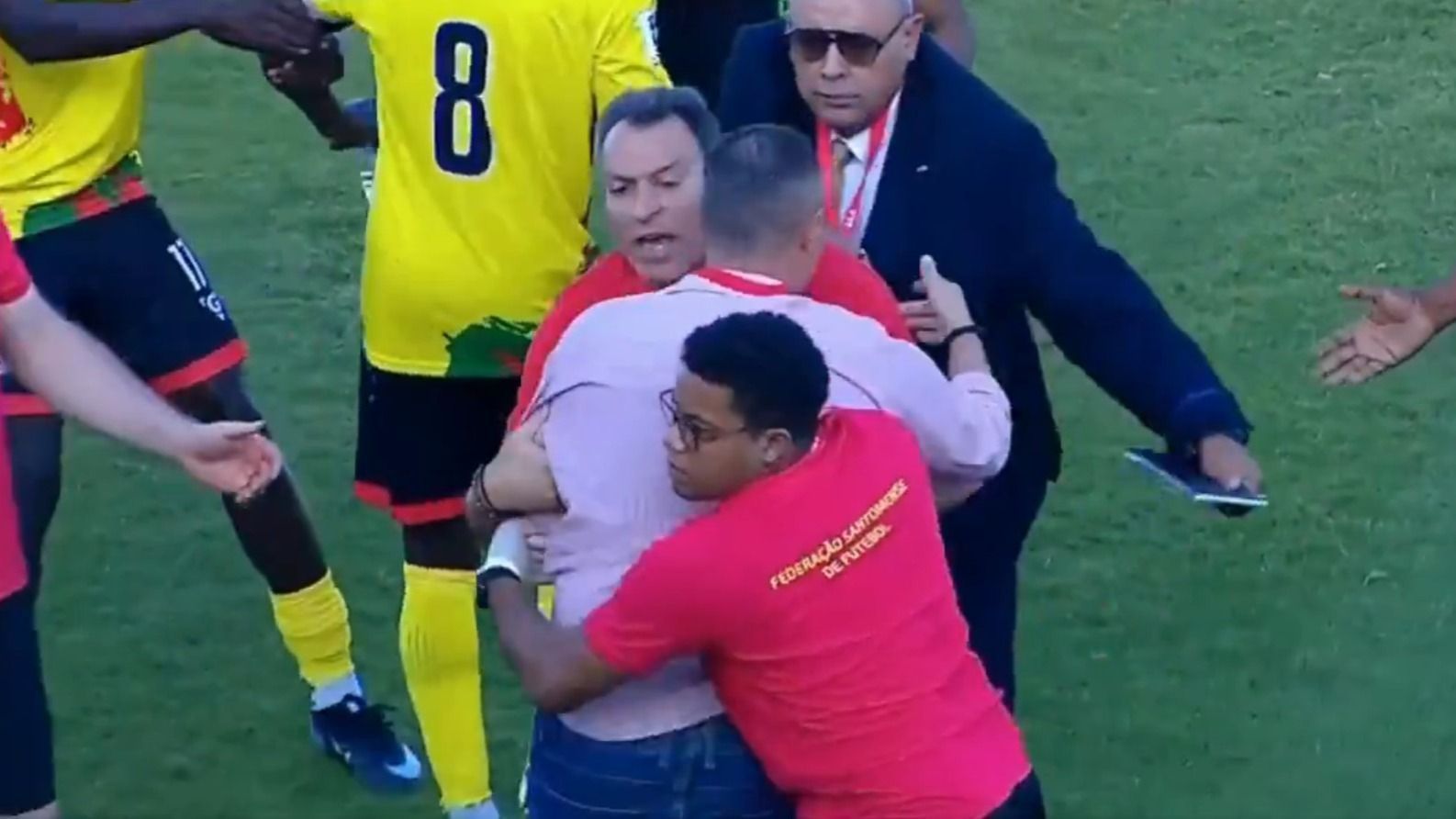 Técnico é expulso em vitória que encerra jejum de São Tomé