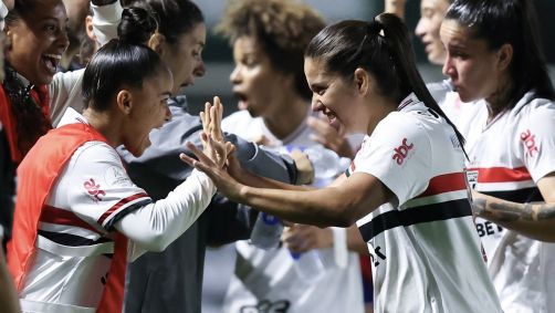 Jogadoras do São Paulo comemorando a vitória pela Libertadores Feminina