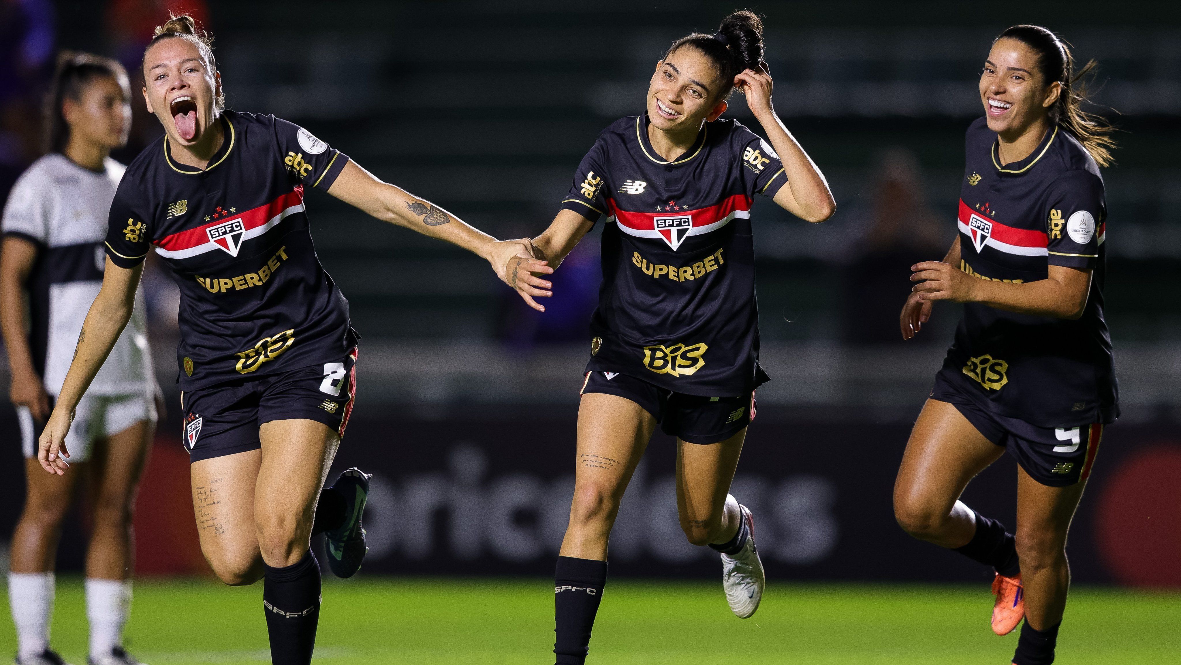 Jogadoras do São Paulo comemorando o gol da vitória sobre o Olimpia, pela Libertadores Feminina