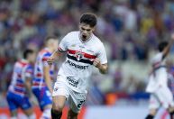 Com um a menos, São Paulo bate Fortaleza e volta a vencer no Brasileirão