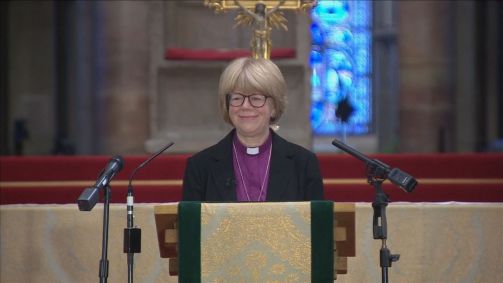 Nova arcebispa da Cantuária, Sarah Mullally, discursando na catedral de Catedral de Cantuária, na Inglaterra