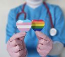Atenção médica inclusiva melhora adesão de adultos LGBT+ a exames e vacinas