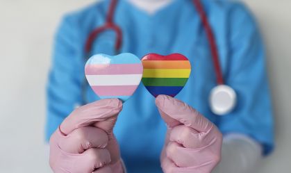 Atenção médica inclusiva melhora adesão de adultos LGBT+ a exames e vacinas