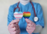 Atenção médica inclusiva melhora adesão de adultos LGBT+ a exames e vacinas