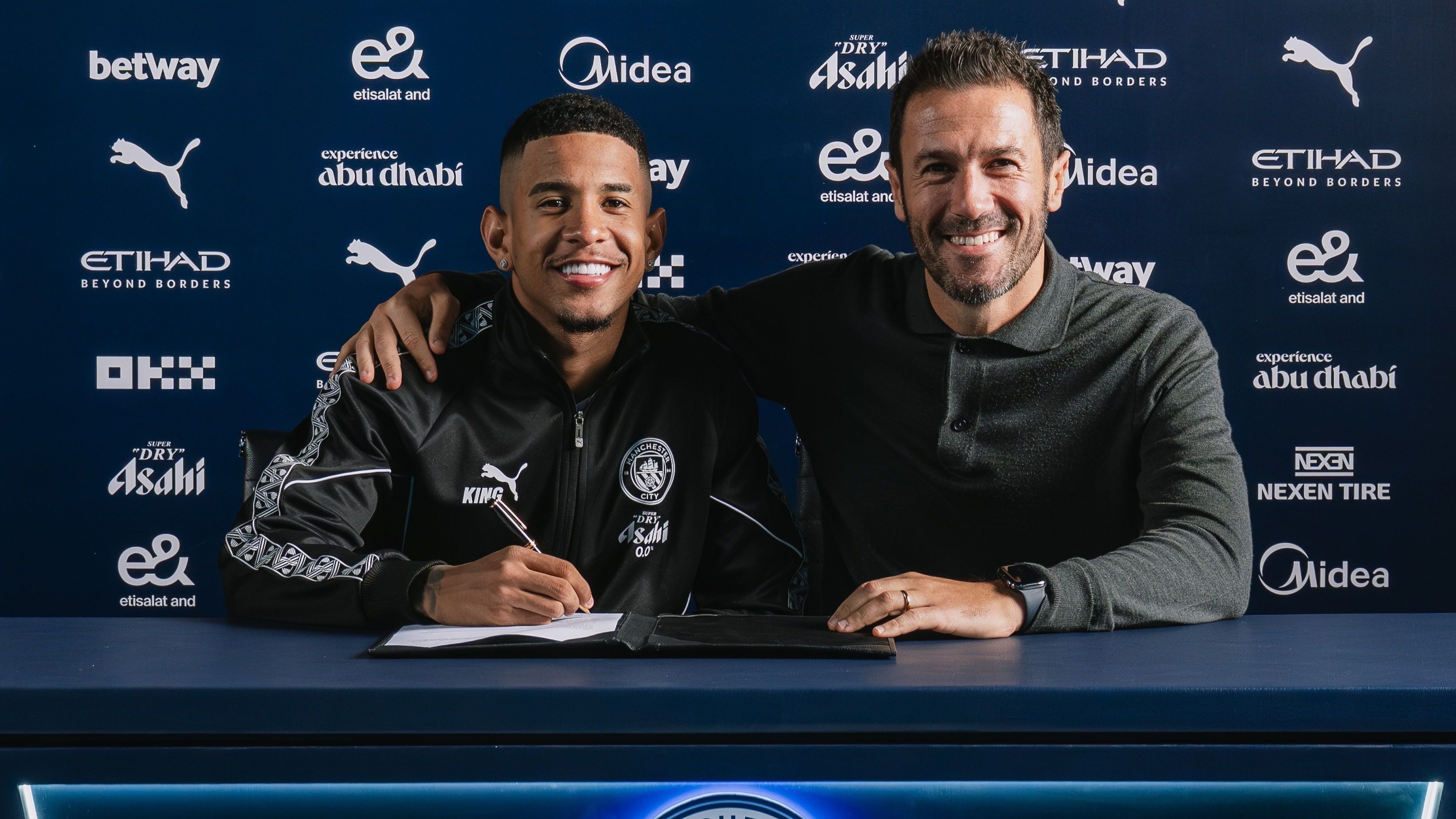 Savinho assinando sua renovação de contrato com o Manchester City