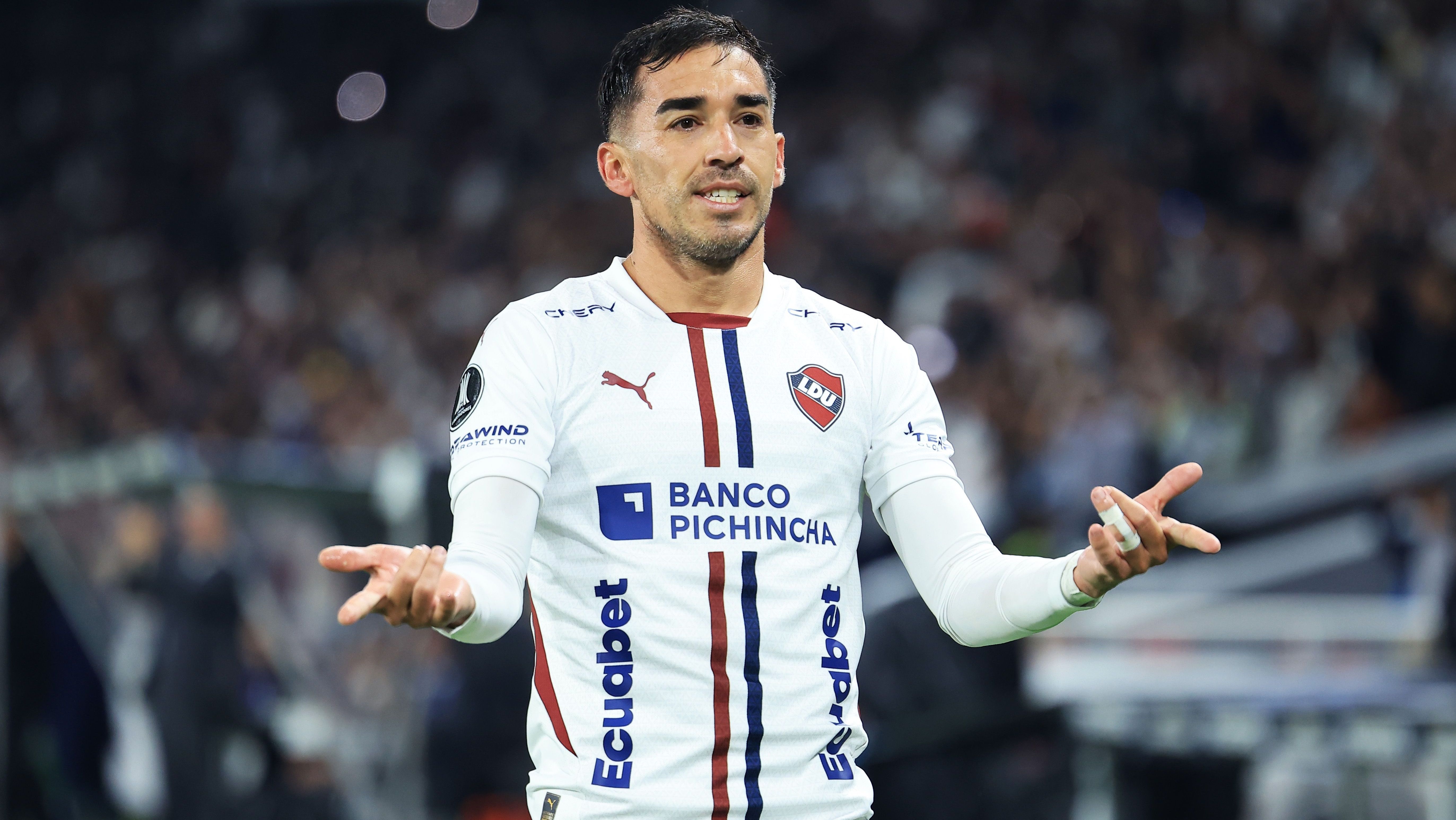 Lisandro Alzugaray comemora o segundo gol da LDU sobre o Palmeiras na semifinal da Libertadores