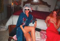 Selena Gomez compartilha bastidores de seu casamento; veja fotos