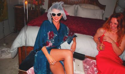 Selena Gomez compartilha bastidores de seu casamento; veja fotos