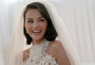 Veja detalhe fofo em vestido de casamento de Selena Gomez