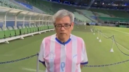 Grupo de estudantes do país vizinho precisou vestir as camisas do avesso; estádio revisou regra após repercussão