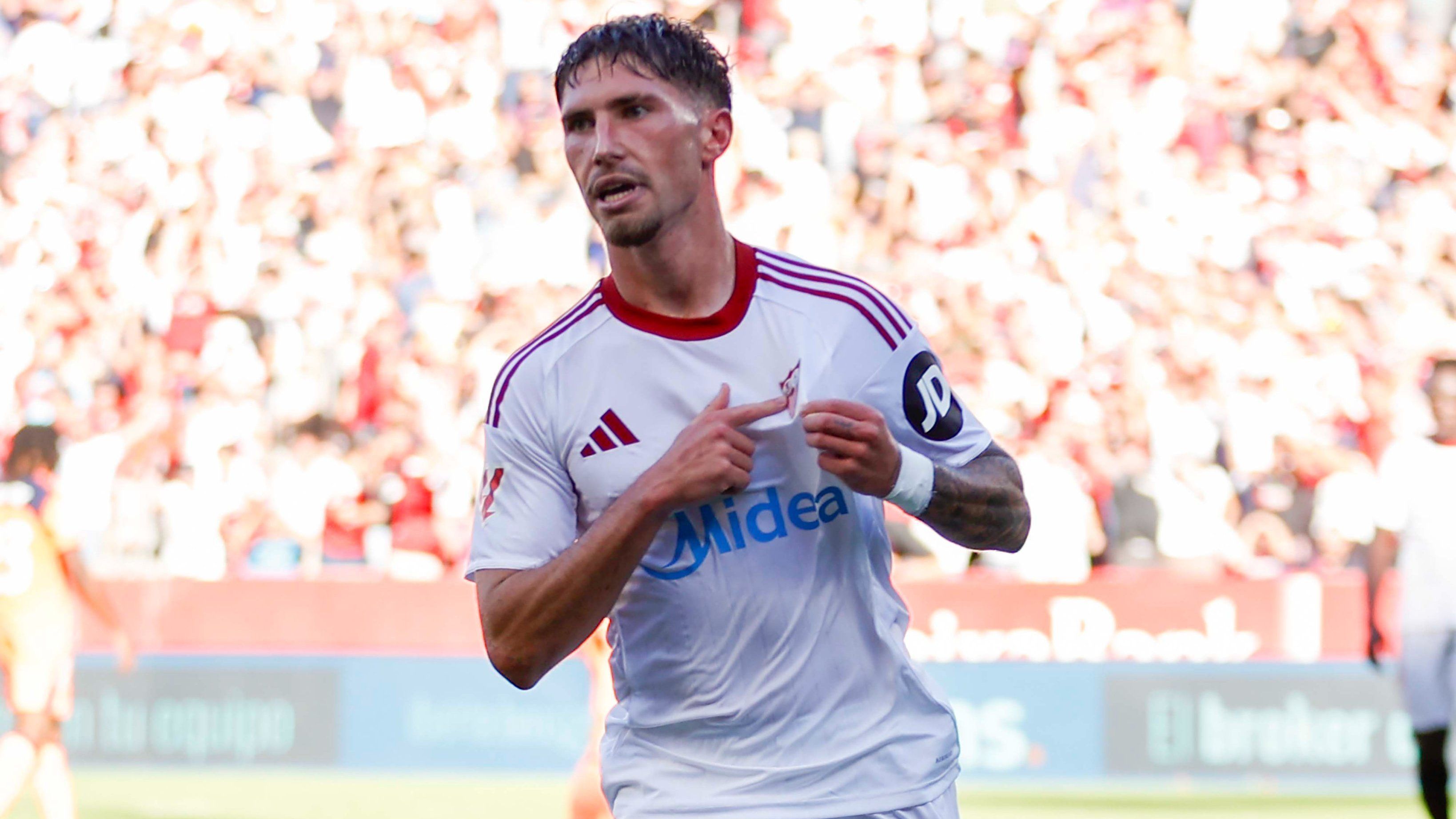 José Ángel Carmona, do Sevilla, comemorando seu gol contra o Barcelona, pela La Liga