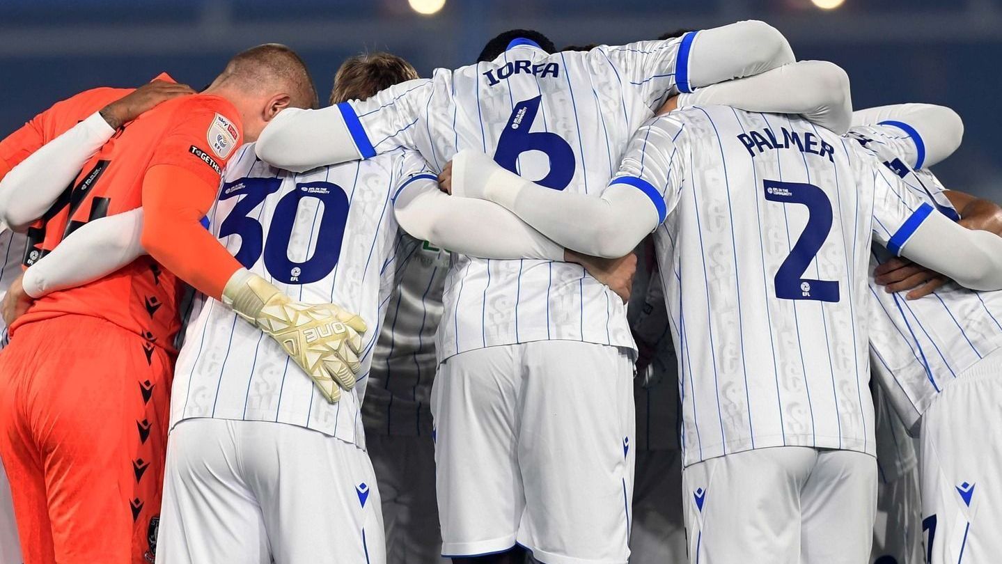 Jogadores do Sheffield Wednesday abraçados antes de jogo da EFL