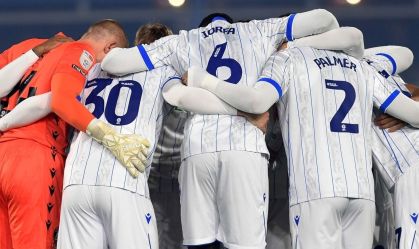Jogadores do Sheffield Wednesday abraçados antes de jogo da EFL