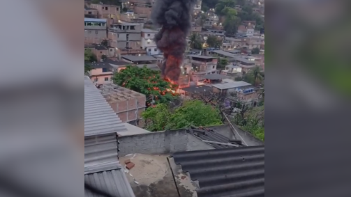 Algumas casas em comunidade estão em chamas