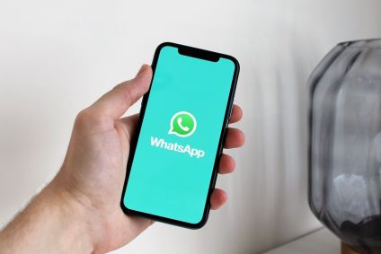 mão-de-uma-pessoa-segurando-um-smartphone-com-a-tela-mostrando-o-whatsapp