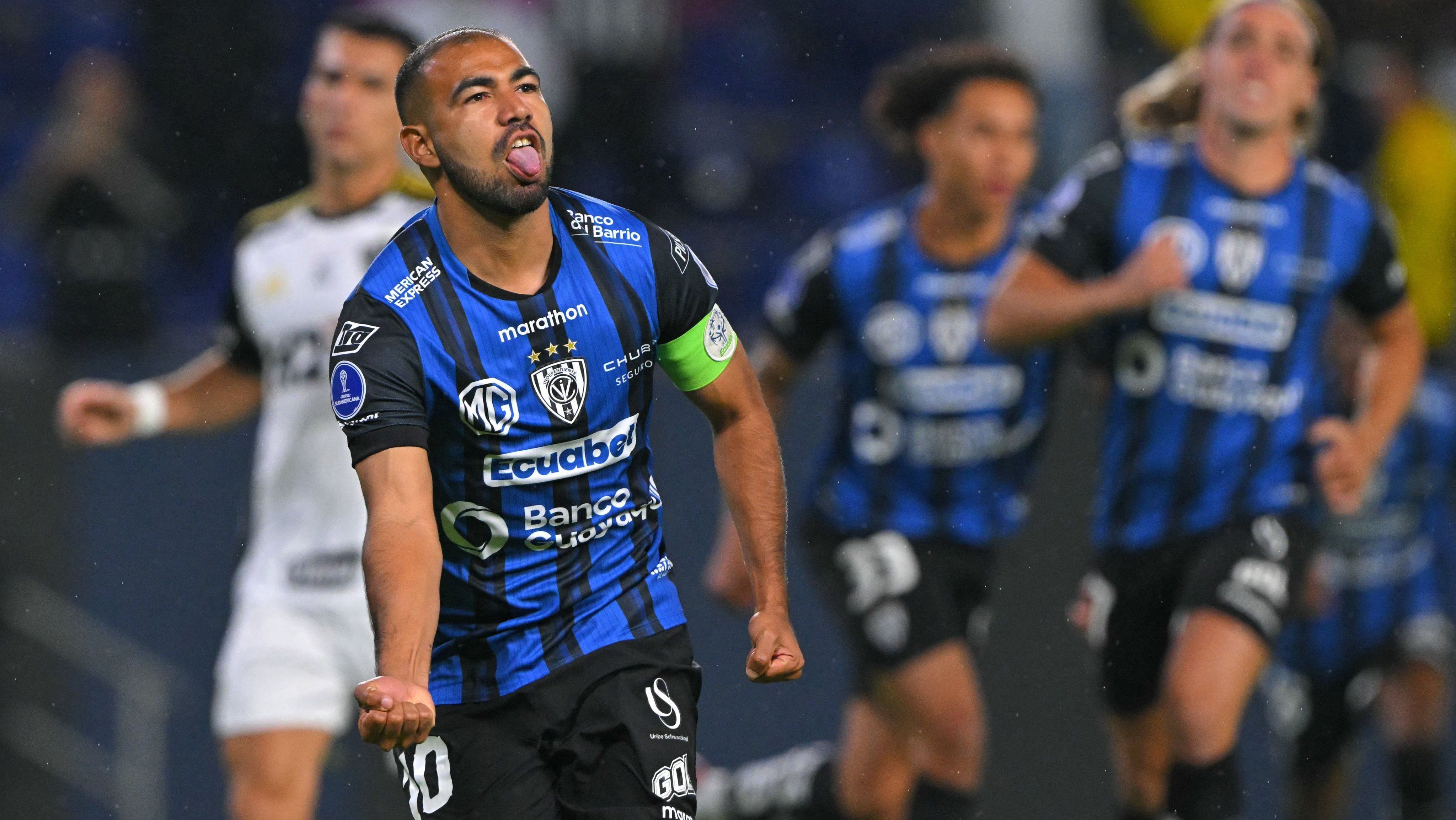 Junior Sornoza comemorando seu gol pelo Del Valle diante do Atlético-MG, em jogo válido pela semifinal da Sul-Americana
