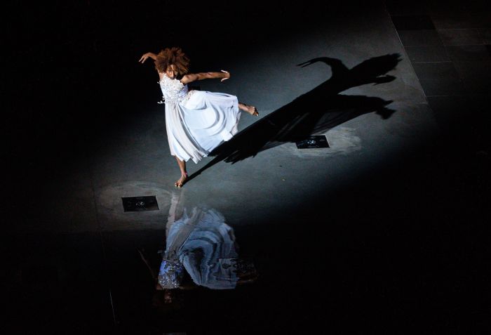 Artista dança durante ato no primeiro dia da SPFW de 2020, que contou com diversas ações espalhadas pela cidade e transmissão virtual dos desfiles • Alexandre Schneider/Getty Images