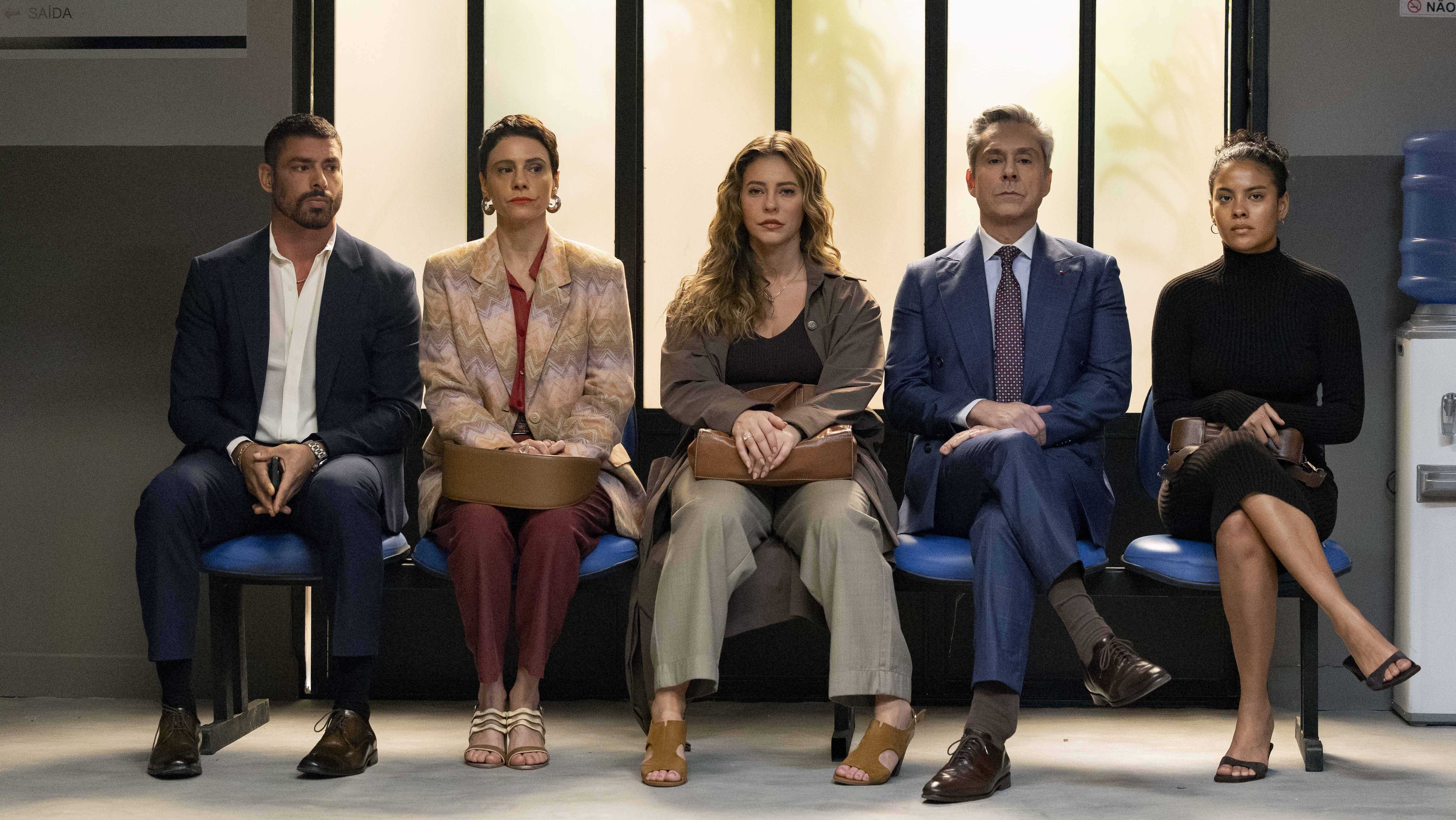 César (Cauã Reymond), Fátima (Bella Campos), Marco Aurélio (Alexandre Nero), Celina (Malu Galli) e Heleninha (Paolla Oliveira), suspeitos da morte de Odete Roitman (Debora Bloch)