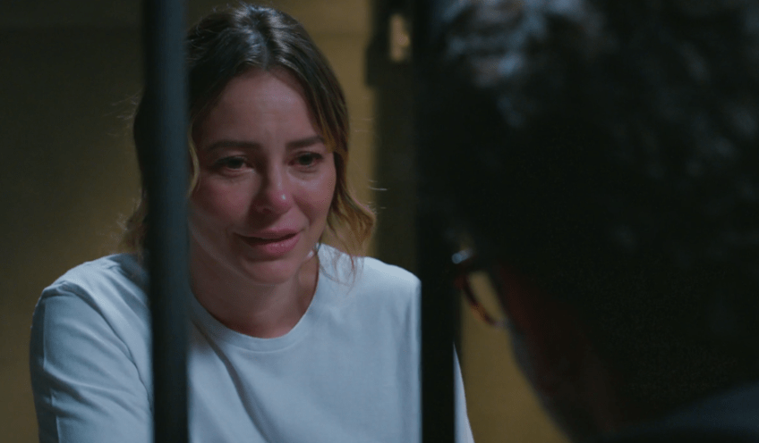 Heleninha segue presa por ter confessado atirar na mãe e recebe visita na cadeia em "Vale Tudo" • Reprodução/Globo