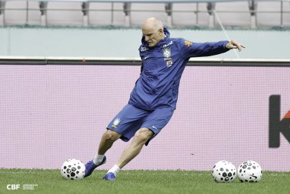 Taffarel chuta a bola durante treino da Seleção Brasileira na Ásia