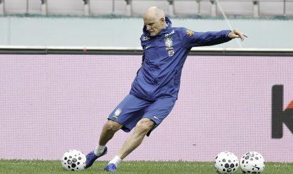 Taffarel chuta a bola durante treino da Seleção Brasileira na Ásia