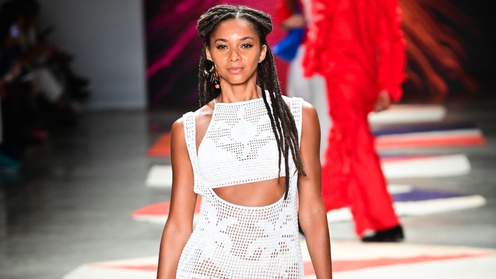 Tai Oliver, musa da Mangueira, estreia no SPFW N60