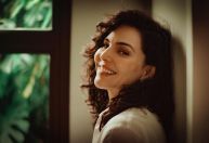 Tainá Müller estreia na direção de filme sobre gravidez de um casal trans