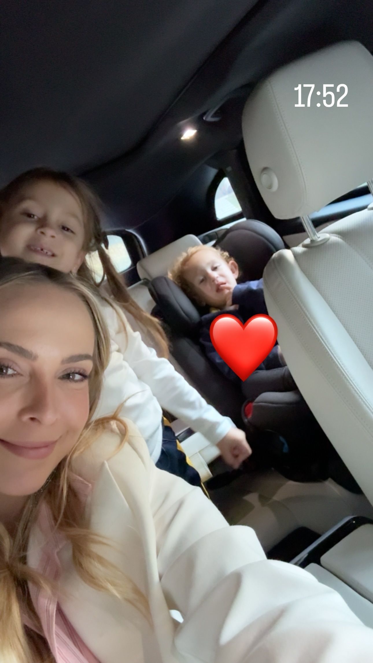 Tata Estaniecki posa ao lado dos filhos após término com Cocielo • Instagram / Tata