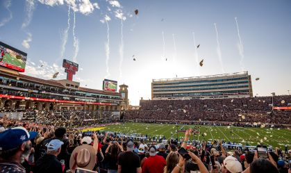 Torcedores do Texas Tech arremessam tortilhas durante o jogo contra Kansas, pela liga universitária de futebol americano