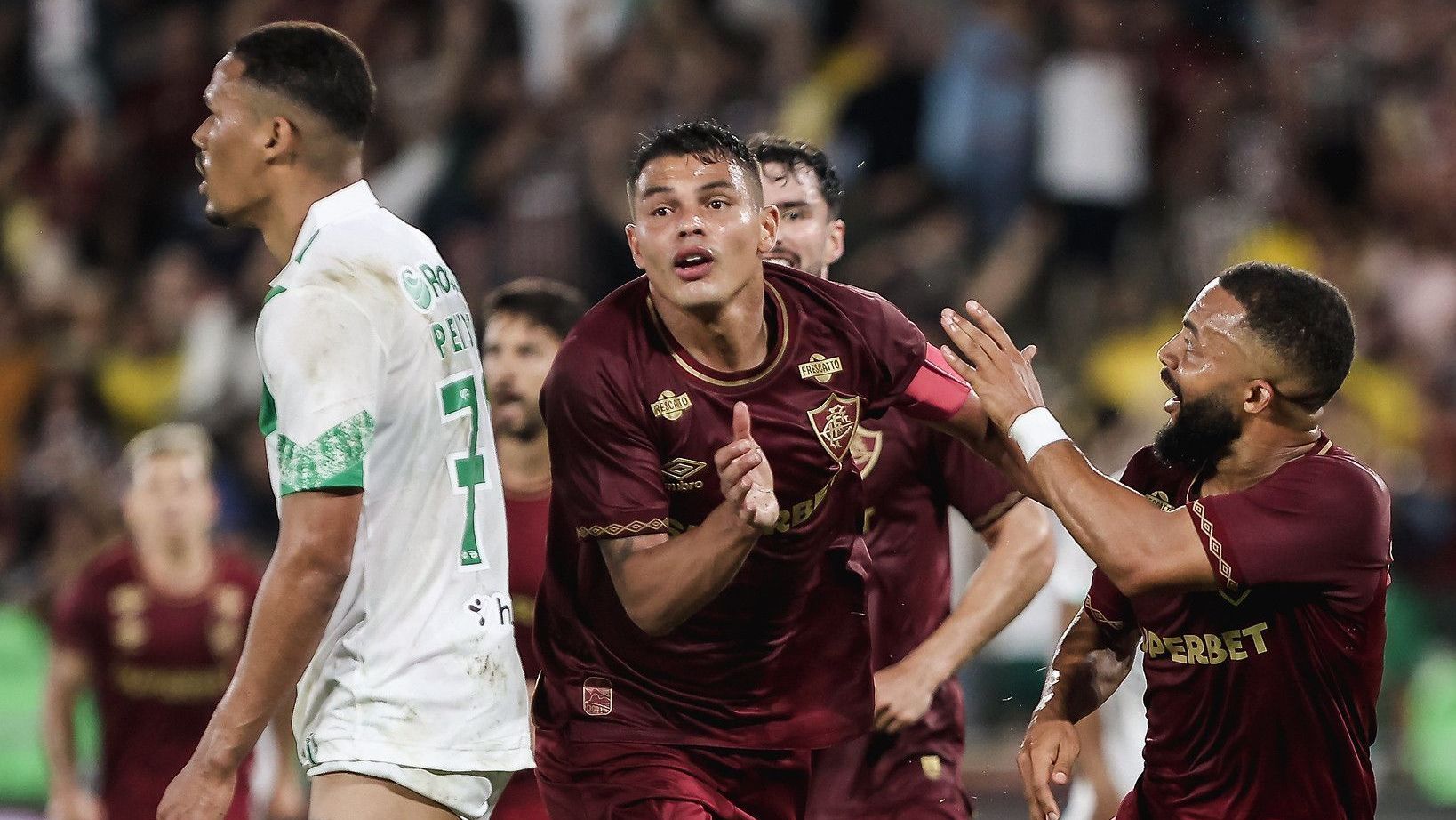 Thiago Silva e os jogadores do Fluminense comemorando o gol sobre o Juventude, pelo Brasileirão