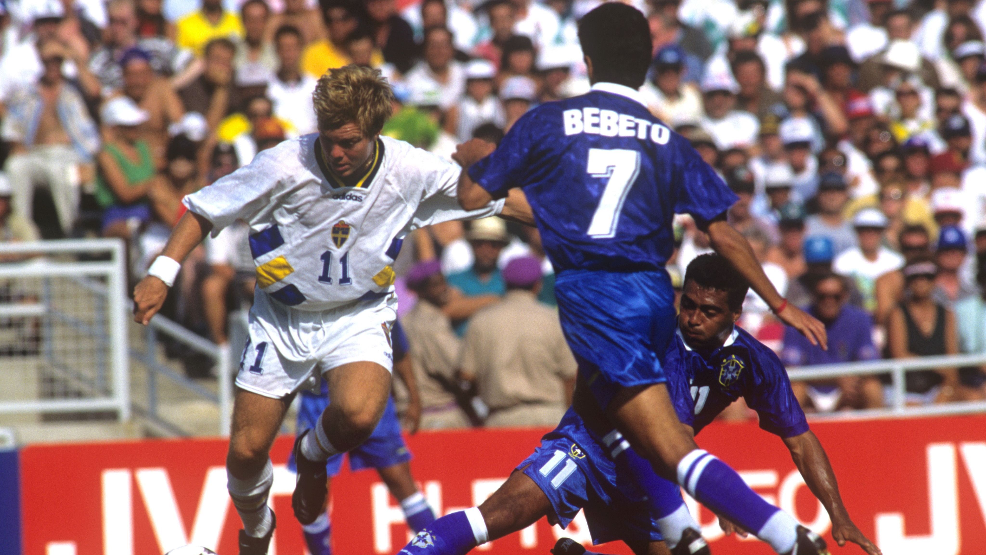 Tomas Brolin encara Romário e Bebeto em Brasil x Suécia, semifinal da Copa do Mundo de 1994