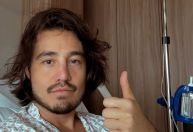 Após procedimento na coluna, Tiago Iorc tranquiliza fãs: "Estou bem"