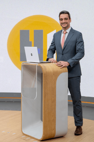 Tiago Scheuer na bancada do "Hora 1" • Bob Paulino/Globo
