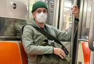Tom Hanks é flagrado andando de metrô em NY usando disfarce; veja fotos