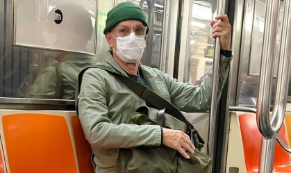 Tom Hanks é flagrado andando de metrô em NY usando disfarce; veja fotos