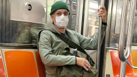 Tom Hanks é flagrado andando de metrô em NY usando disfarce; veja fotos
