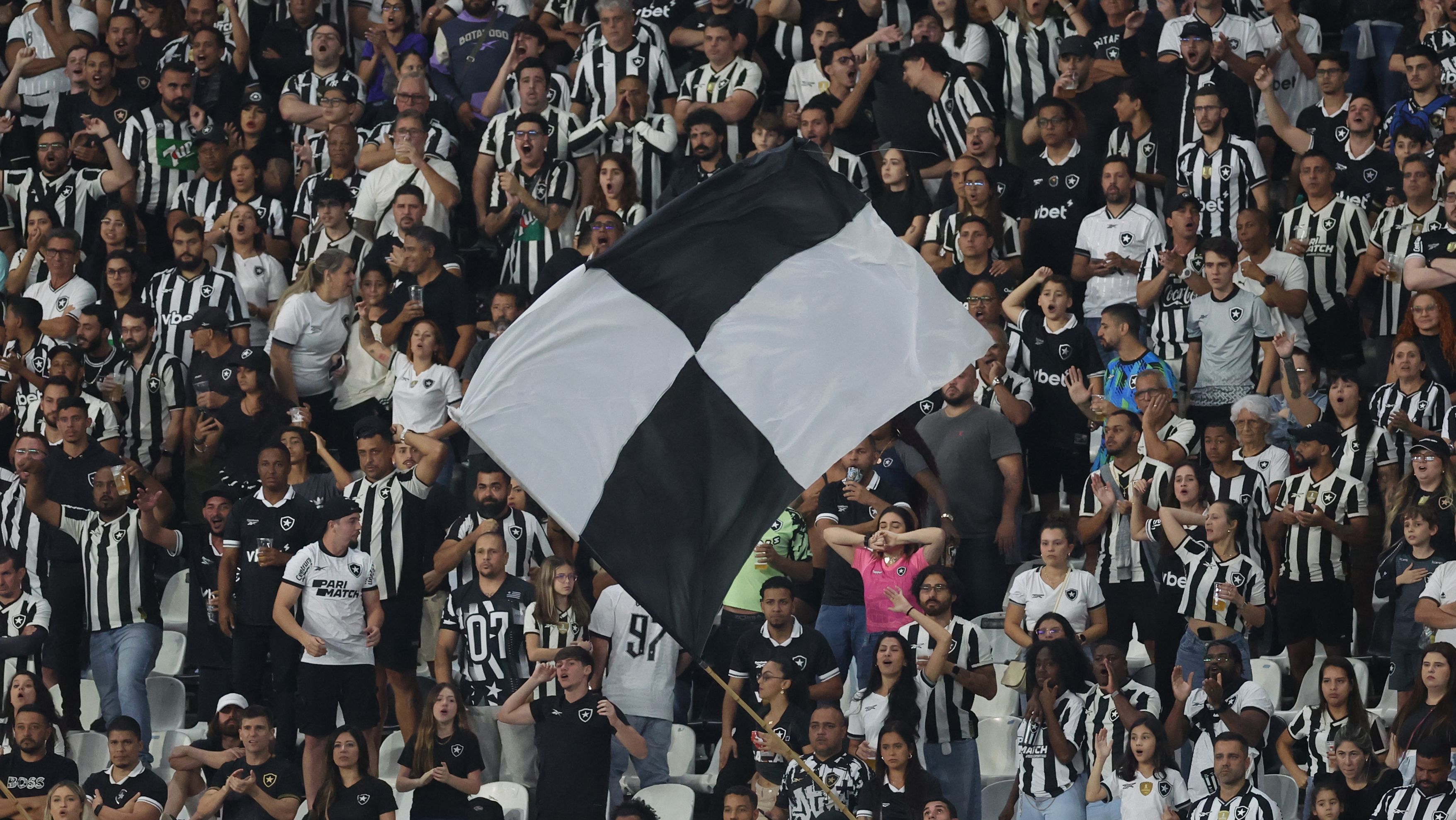 Torcida do Botafogo durante clássico contra o Flamengo pelo Brasileirão; jogo foi marcado por briga na arquibancada