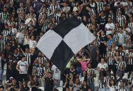 Botafogo x Flamengo tem briga entre torcedores na arquibancada; veja