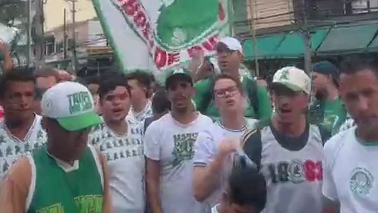 Torcida do Palmeiras reunida na frente do Allianz Parque