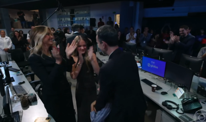 Ticiane Pinheiro e filhas aparecem na Globo em chegada de Tralli ao "JN"