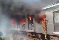 Trem pega fogo e destrói vagão no Recife (PE); veja o vídeo
