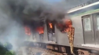 Trem pega fogo e destrói vagão no Recife (PE); veja o vídeo
