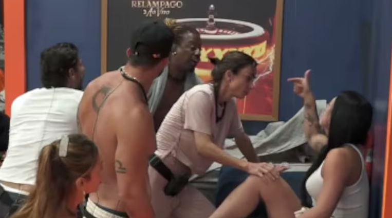 Rayane Figliuzzi e Créo Kellab discutem após festa de "A Fazenda" • Reprodução/Record