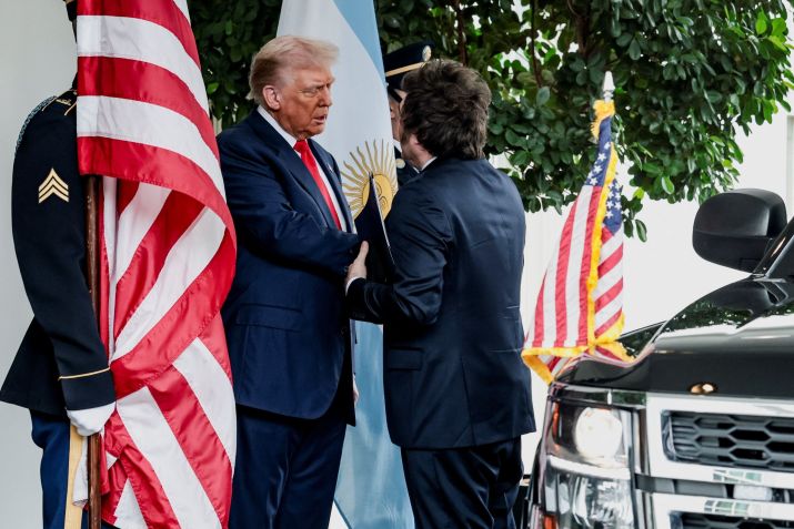 O presidente dos EUA, Donald Trump, recebe o presidente da Argentina, Javier Milei, na Casa Branca • (Jonathan Ernst/Reuters)