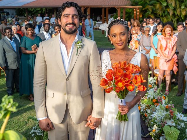 Raquel (Taís Araujo) e Ivan (Renato Góes) celebram sua união com amigos e familiares • Globo/ Estevam Avellar