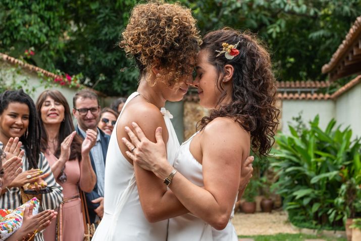 Cecília (Maeve Jinkings) e Laís (Lorena Lima) celebram a união na presença de amigos e familiares • Globo/ Estevam Avellar
