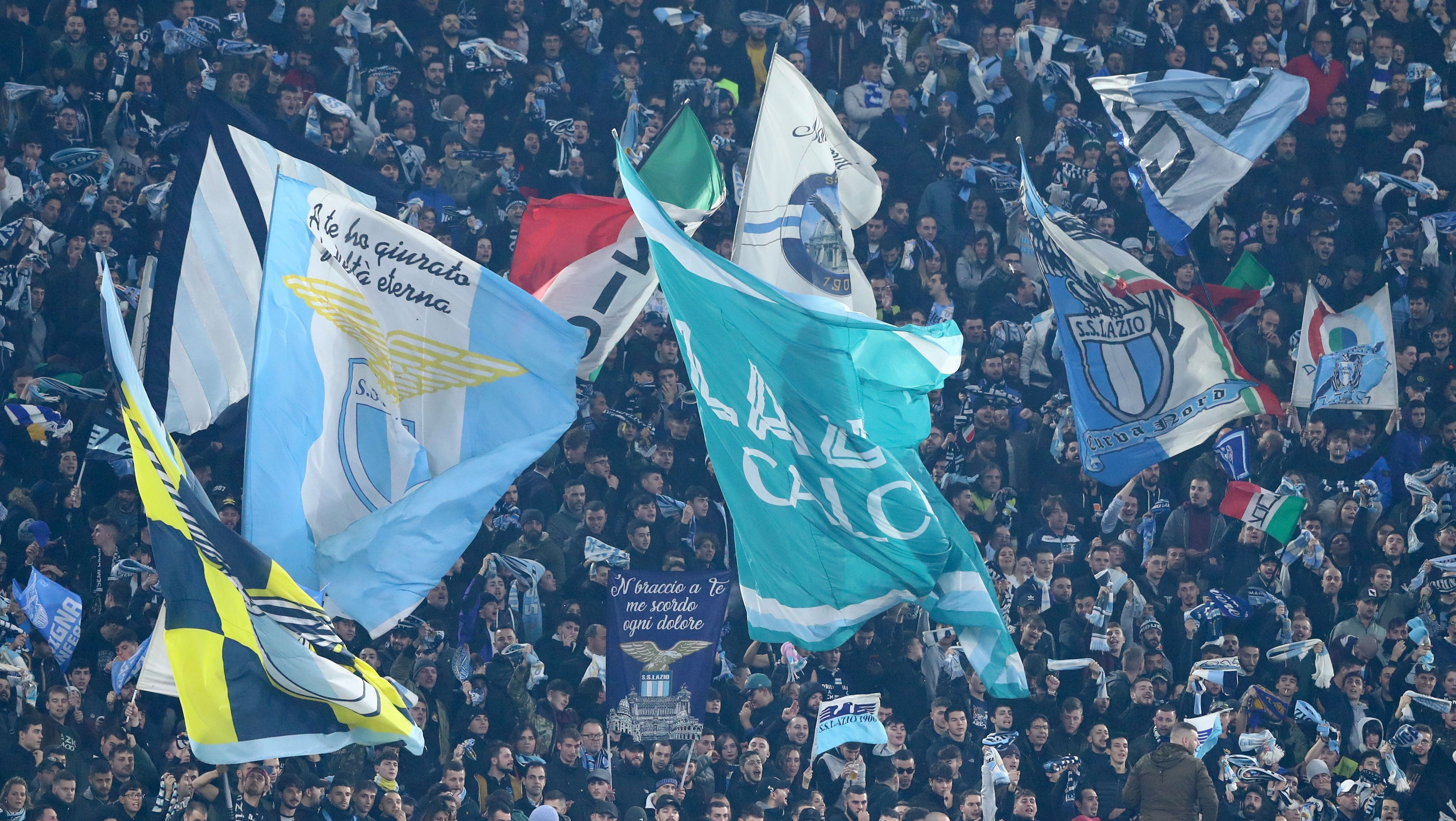 Torcedores da Lazio em jogo da Serie A italiana