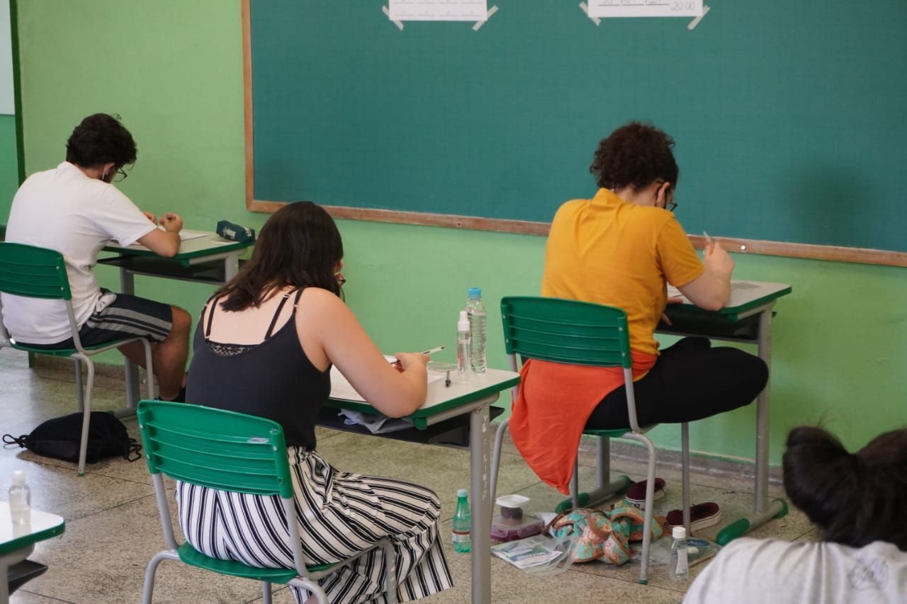 Estudantes fazem prova da Vunesp