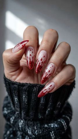 Unha com sangue falso • Reprodução/Pinterest