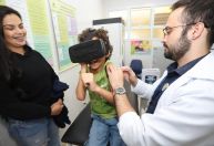 Óculos de realidade virtual distraem pacientes durante vacinação em UBSs
